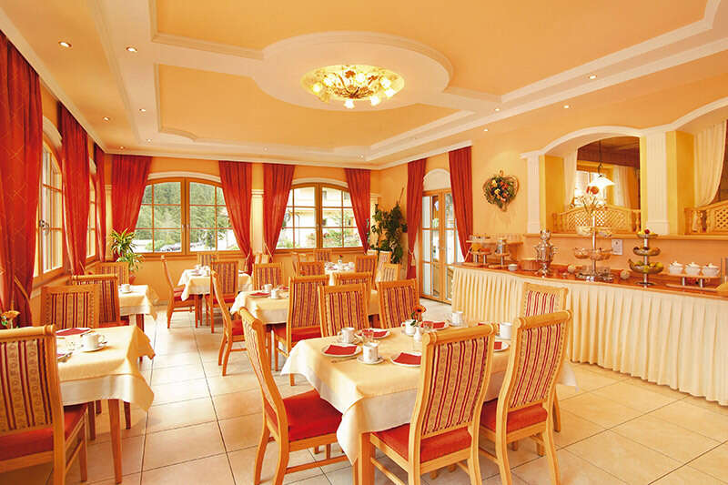 Frühstücksraum im Alpenherz Hotel